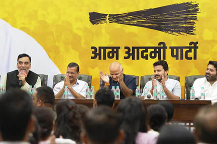 आम आदमी पार्टी दिल्ली में विधानसभा चुनाव अकेले लड़ेगी