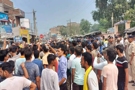 बिहार के भागलपुर में मंदिर में मूर्तियां खंडित पाए जाने के बाद लोगों ने किया प्रदर्शन