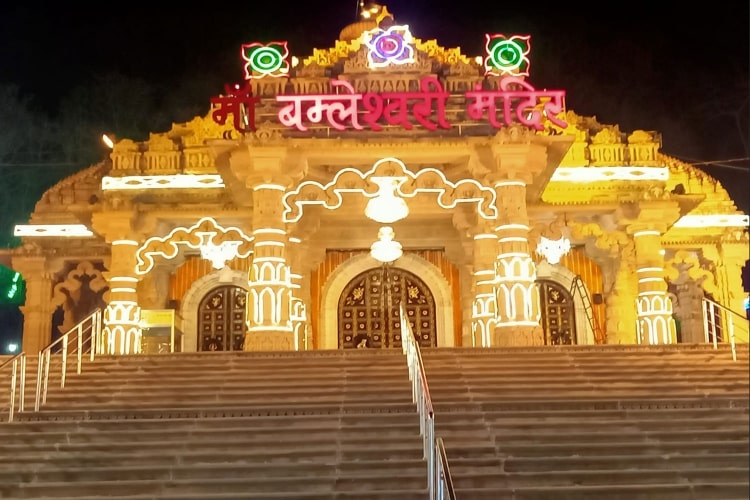 डोंगरगढ़ जाने वाले पदयात्रियों एवं वाहन चालकों से यातायात पुलिस ने सुरक्षा को ध्यान में रखते हुए की अपील