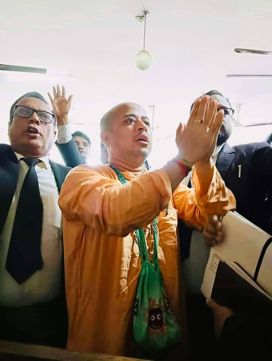 बांग्लादेश में हिंसक झड़पों के बीच तीन हिंदू मंदिर को बनाया गया निशाना…