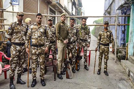 संभल में पुलिस ने किया फ्लैग मार्च, जुमे की नमाज के लिए सुरक्षा के कड़े इंतजाम