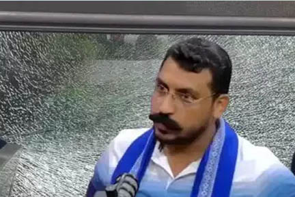 सांसद चंद्रशेखर आजाद ने उत्तर प्रदेश में वंदेभारत ट्रेन पर पत्थर फेंके जाने का दावा किया