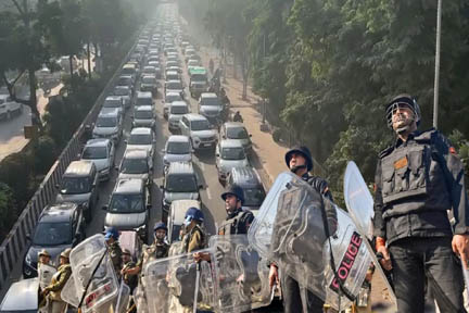 किसानों के मार्च से पहले पुलिस के बैरिकेड लगाने की वजह से दिल्ली-नोएडा सीमा पर भारी यातायात जाम