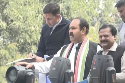 आंबेडकर की तस्वीर घुटने पर रखकर लिखते नजर आए मप्र कांग्रेस अध्यक्ष