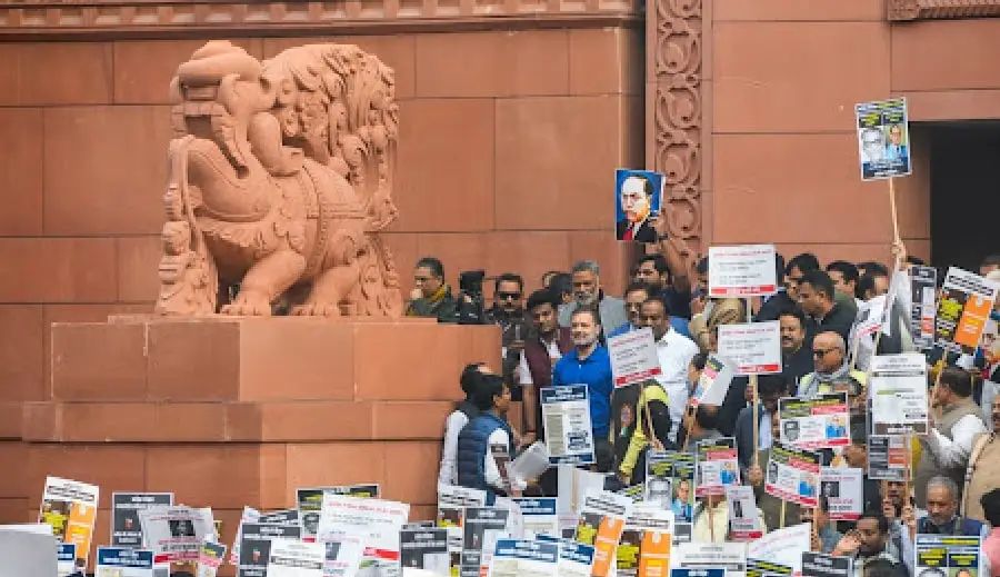 संसद परिसर के एंट्री गेट पर धरना-प्रदर्शन करने पर रोक, लोकसभा स्पीकर ने जारी किया आदेश