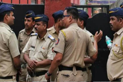 ठाणे: न्यायाधीश की ओर चप्पल फेंकने और बंदूक लेकर घूमने के मामले में 11 पुलिसकर्मी निलंबित