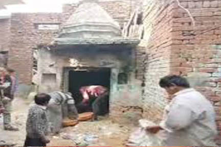 अलीगढ़ में पुराने मंदिर से शिवलिंग बरामद; हिंदू संगठनों ने जीर्णोद्धार की मांग की