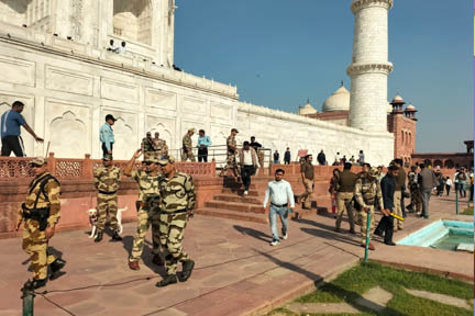 पर्यटन विभाग को ताज महल को बम से उड़ाने की धमकी मिली
