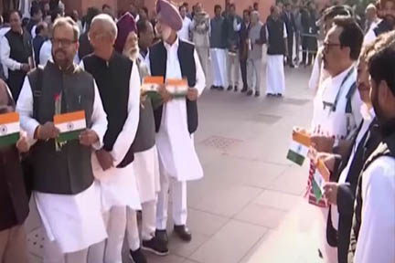 ‘इंडिया’ गठबंधन के सांसदों ने सत्तापक्ष के नेताओं को तिरंगा और गुलाब का फूल देकर किया विरोध प्रदर्शन