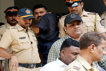 सैफ अली खान पर हमले के आरोपी की पैरवी करने को लेकर दो वकील आपस में भिड़े