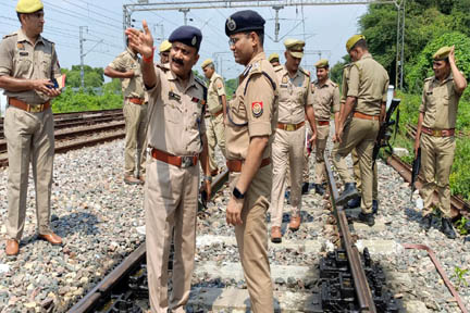 सहारनपुर में रेल पटरी पर धातु का टुकड़ा, कानपुर में खाली गैस सिलेंडर रखा मिला