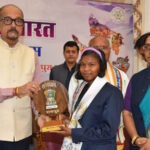राज्यपाल रमेन डेका ने राष्ट्रीय बाल पुरूस्कार से सम्मानित बालिका का किया सम्मान