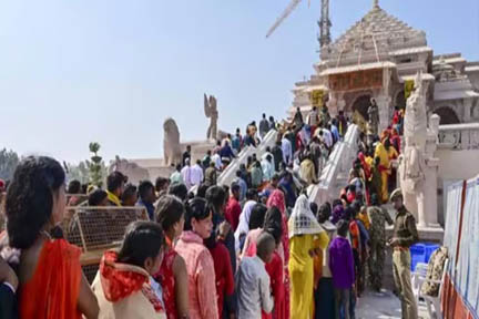 उप्र: अयोध्या के राम मंदिर और वाराणसी के काशी विश्वनाथ मंदिर में उमड़ी श्रद्धालुओं की भीड़