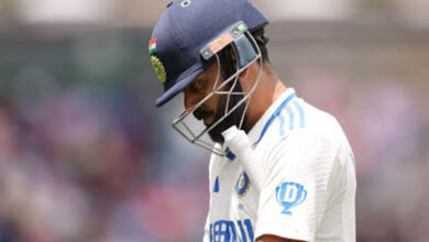 Virat Kohli Test retirement: विराट कोहली लेंगे टेस्ट क्रिकेट से संन्यास, BCCI को दी जानकारी, इंग्लैंड दौरे पर नहीं होंगे शामिल Virat Kohli Test retirement: रोहित शर्मा टेस्ट क्रिकेट से संन्यास ले चुके हैं, अब उनके बाद विराट कोहली ने टेस्ट क्रिकेट से संन्यास लेने का मन बना लिया है और इस बारे में उन्होंने BCCI को भी सूचित कर दिया है, ऐसे में उनके इंग्लैंड दौरे पर टीम का हिस्सा बनने की संभावना बेहद कम है. ADVERTISEMENT विराट कोहली टेस्ट क्रिकेट से संन्यास लेने वाले हैं (@BCCI)विराट कोहली टेस्ट क्रिकेट से संन्यास लेने वाले हैं (@BCCI) नितिन कुमार श्रीवास्तव नई दिल्ली , 10 मई 2025, (अपडेटेड 10 मई 2025, 8:10 AM IST) Virat Kohli Test retirement: भारतीय क्रिकेट टीम के स्टार बल्लेबाज विराट कोहली ने टेस्ट क्रिकेट से संन्यास लेने का मन बना लिया है और इस बारे में उन्होंने BCCI को भी सूचित कर दिया है. ऐसे में उनके इंग्लैंड दौरे पर टीम का हिस्सा बनने की संभावना बेहद कम है. हालांकि, बोर्ड के एक टॉप लेवल के अध‍िकारी ने कोहली से इस फैसले पर दोबारा सोचने की अपील की है. अब यह देखना होगा कि चयन समिति जब इंग्लैंड दौरे के लिए टीम का ऐलान करेगी, तब कोहली के भविष्य को लेकर क्या फैसला लिया जाता है. ADVERTISEMENT विराट से पहले हिटमैन रोहित शर्मा ने बुधवार (7 मई को) को टेस्ट क्रिकेट से र‍िटायरमेंट का ऐलान किया था. 7 मई को उन्होंने एक इंस्टाग्राम स्टोरी शेयर की और रेडबॉल क्रिकेट को अलव‍िदा कह दिया. हालांकि वो वनडे इंटरनेशनल क्रिकेट में मैच खेलना जारी रखेंगे, जो उनका मजबूत पक्ष रहा है. 38 साल के रोहित शर्मा ने पिछले साल वेस्टइंडीज में टी20 वर्ल्ड वर्ल्ड कप जीतने के बाद टी-20 फॉर्मेट से से संन्यास ले लिया था. ऑस्ट्रेल‍ियाई दौरे पर फुस्स रहे थे कोहली व‍िराट कोहली टेस्ट क्रिकेट में ऑस्ट्रेल‍ियाई दौरे पर बॉर्डर-गावस्कर ट्रॉफी में खेलते हुए नजर आए थे. जहां भारत को 5 मैचों की सीरीज में 1-3 से हार का सामना करना पड़ा था. व‍िराट कोहली ने सीरीज के पहले मैच यानी पर्थ टेस्ट में शतक जरूर जड़ा, लेकिन इसके बाद वो संघर्ष करते हुए दिखे थे. सम्बंधित ख़बरें VIRAT KOHLI POST IND-PAK टेंशन के बीच Kohli ने किया भावुक पोस्ट Virender Sehwag- Neeraj Chopra नीरज चोपड़ा ने भारत-PAK की तनातनी पर किया भगवान राम का ज‍िक्र, सहवाग के पोस्ट ने उड़ाया गर्दा anushka sharma with Virat Kohli Anushka ने भारत-पाक तनाव के बीच किया पोस्ट! gambhir on virat and rohit Gambhir ने Rohit और Virat पर दिया बड़ा बयान Anushka Sharma and Virat Kohli Film wrap: अनुष्का ने विराट को किया इग्नोर, 2 बेटियों की अकेले परवरिश कर रहीं ईशा? ADVERTISEMENT कोहली ने तब उस सीरीज के 5 मुकाबलों की 9 पार‍ियों में 23.75 के एवरेज से महज 190 रन बनाए थे. इसमें पर्थ में जड़ा गया 100 रनों का नॉट आउट शतक शामिल था. 2011 में हुआ था कोहली का टेस्ट डेब्यू विराट कोहली का टेस्ट डेब्यू जून 2011 में वेस्टइंडीज के ख‍िलाफ किंग्सटन में हुआ था. कोहली ने तब पहली पारी में 4 और दूसरी पारी में 15 रन बनाए थे. वहीं उनका आख‍िरी टेस्ट ऑस्ट्रेल‍िया के ख‍िलाफ स‍िडनी में था, जो जनवरी 2025 में खेला गया था. इस आख‍िरी टेस्ट में कोहली ने पहली पारी में 17 तो दूसरी पारी में 6 रन बनाए थे. विराट कोहली का क्रिकेट कर‍ियर 123 टेस्ट, 210 पारी, 9230 रन, 46.85 एवरेज, 30 शतक, 31 अर्धशतक 302 वनडे, 290 पारी, 14181 रन, 57.88 एवरेज, 51 शतक, 74 अर्धशतक, 5 विकेट 125 टी20, 117 पारी, 4188 रन, 48.69 एवरेज, 1 शतक, 38 अर्धशतक, 4 विकेट