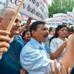 दिल्ली: आप विधायकों ने मुख्यमंत्री कार्यालय के बाहर प्रदर्शन किया