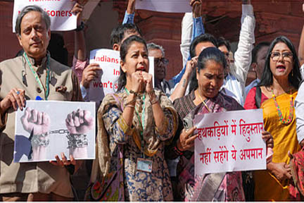 हथकड़ी पहनकर विपक्षी नेताओं ने किया प्रदर्शन, भारतीय प्रवासियों से अनुचित व्यवहार का किया दावा
