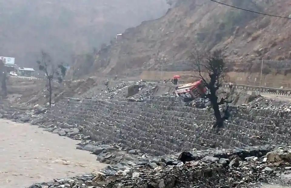 हिमाचल में भारी बारिश का रौद्र रूप, चंडीगढ़-मनाली हाईवे बंद…