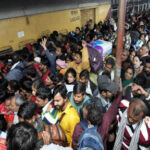 नयी दिल्ली रेलवे स्टेशन पर भगदड़ के बाद सुरक्षा कड़ी, फुटओवर ब्रिज पर बेवजह खड़े होने पर रोक