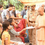 गोरखनाथ मंदिर में जनता दर्शन में मुख्यमंत्री ने लोगों की समस्याएं सुनी