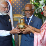 प्रधानमंत्री मोदी ने की मॉरीशस के राष्ट्रपति गोखुल से मुलाकात, उन्हें गंगाजल भेंट किया