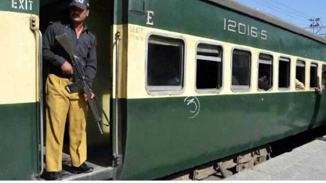 पाकिस्तान में हाईजैक ट्रेन से 155 से अधिक बंधकों को बचाया, 27 विद्रोही मारे गए