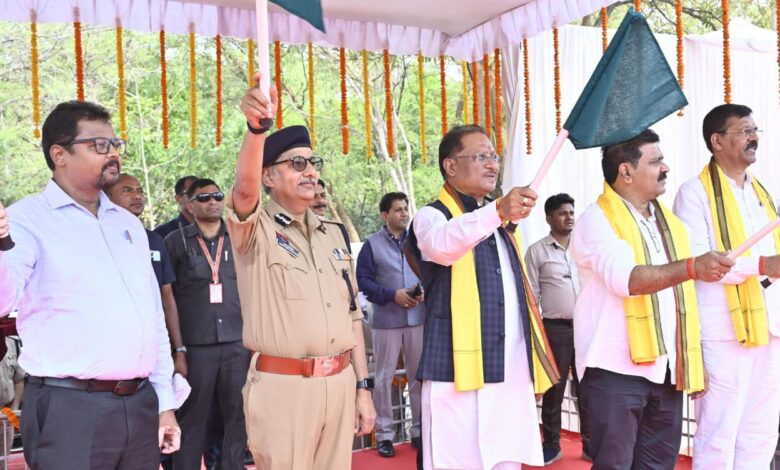 मुख्यमंत्री विष्णु देव साय ने 18 नए अग्निशमन वाहनों को दिखाई हरी झंडी