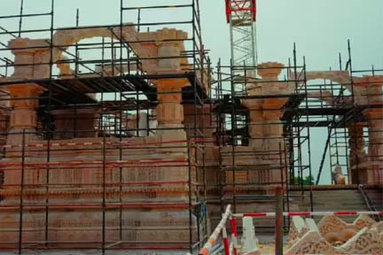 दक्षिणपंथी कार्यकर्ताओं ने मुस्लिम मजदूरों को मंदिर में निर्माण के काम से जबरन हटवाया