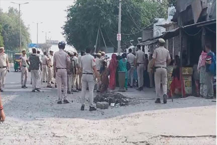 दिल्ली: पुलिस के वाहन से ‘कूदने’ के कारण युवक की मौत, परिजन ने हिरासत में जान जाने का आरोप लगाया