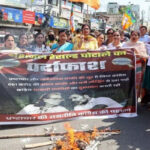 नेशनल हेराल्ड मामले में ‘जनता के पैसे के गबन’ को लेकर भाजपा का कांग्रेस कार्यालय के निकट प्रदर्शन