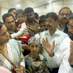 जम्मू कश्मीर में फंसे महाराष्ट्र के 65 पर्यटकों का पहला समूह मुंबई पहुंचा