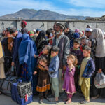 डार की अफगानिस्तान यात्रा के बीच पाकिस्तान ने अफगान शरणार्थियों पर कसा शिंकजा