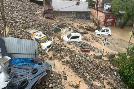 जम्मू कश्मीर के रामबन में भारी बारिश, भूस्खलन में तीन लोगों की मौत