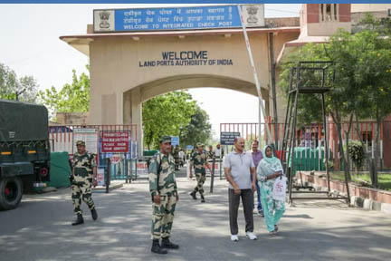 अदालती निर्देश के बावजूद जम्मू-कश्मीर के पुलिसकर्मी और परिवार को पाकिस्तान निर्वासित करने की तैयारी