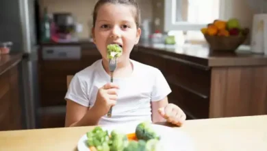 बच्चों की डाइट: मोबाइल और जंक फूड के बीच संतुलन कैसे बनाएँ?