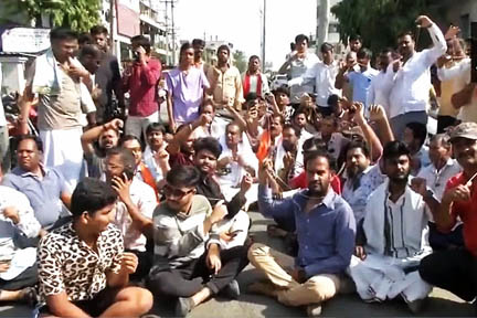 कलबुर्गी के नीट परीक्षा केंद्र में छात्रों से जनेऊ उतरवाने की घटना के खिलाफ ब्राह्मणों का प्रदर्शन