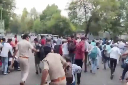 शिक्षक भर्ती परीक्षा के अभ्यर्थियों का नीतीश कुमार के आवास के पास प्रदर्शन, पुलिस ने किया लाठीचार्ज