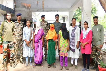 गढ़चिरौली में चार महिलाओं समेत पांच नक्सली पकड़े गये