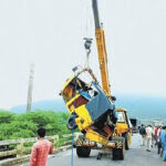 ऑटो रिक्शा को टक्कर मार कर ट्रक नदी में गिरा, एक की मौत