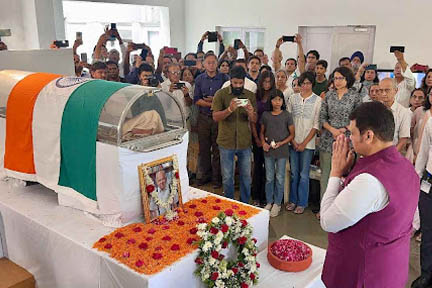 खगोल वैज्ञानिक जयंत नारलीकर का पूरे राजकीय सम्मान के साथ अंतिम संस्कार