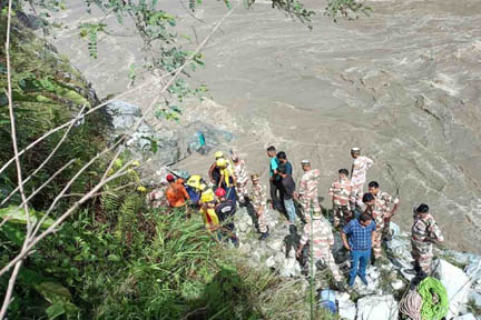 उत्तराखंड : बदरीनाथ जा रही मिनी बस अलकनंदा में गिरी, तीन की मौत और नौ लापता