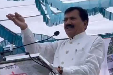 ‘हमारी वजह से आप लोगों के पास कपड़े, जूते और मोबाइल हैं’ ; भाजपा विधायक के बयान पर विवाद