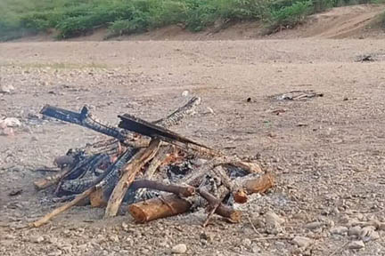 नशे में धुत व्यक्ति महिला मित्र की चिता पर कूदा, लोगों ने पकड़ कर पीटा