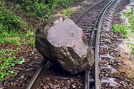 हिमाचल प्रदेश में भारी बारिश का ‘रेड अलर्ट’, रातभर वर्षा के बाद शिमला-कालका रेल लाइन बंद