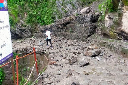 केदारनाथ पैदल मार्ग पर भूस्खलन की चपेट में आकर दो लोगों की मौत, तीन अन्य घायल