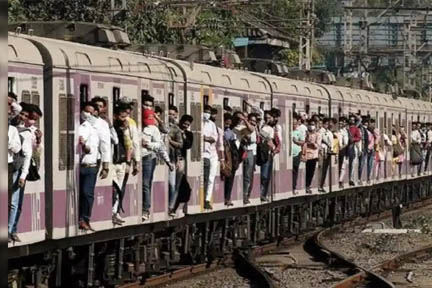 मुंबई के निकट लोकल ट्रेन से गिरकर चार लोगों की मौत; रेलवे की स्वचालित दरवाजे लगाने की योजना