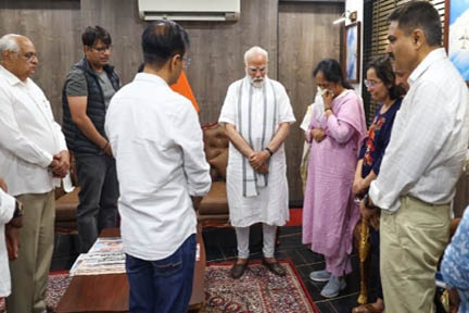 प्रधानमंत्री मोदी ने गुजरात के पूर्व मुख्यमंत्री विजय रूपाणी के परिजनों से मुलाकात की