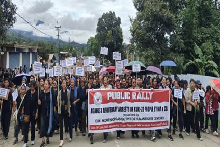 मणिपुर: कुकी समुदाय के लोगों की 'मनमाने ढंग से गिरफ्तारी' के विरोध में महिलाओं ने निकाली रैली