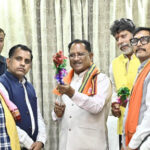 मुख्यमंत्री साय को बस्तर के ऐतिहासिक ‘गोंचा महापर्व’ का आमंत्रण : ‘तुपकी’ भेंट कर किया गया सम्मान
