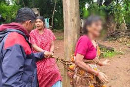 कर्नाटक में कूड़ा फेंकने को लेकर विवाद में एक महिला को पेड़ से बांधकर उसकी पिटाई की गयी