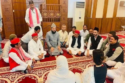 भाजपा ने सपा पर मस्जिद में राजनीतिक बैठक करने का आरोप लगाया, अखिलेश का पलटवार